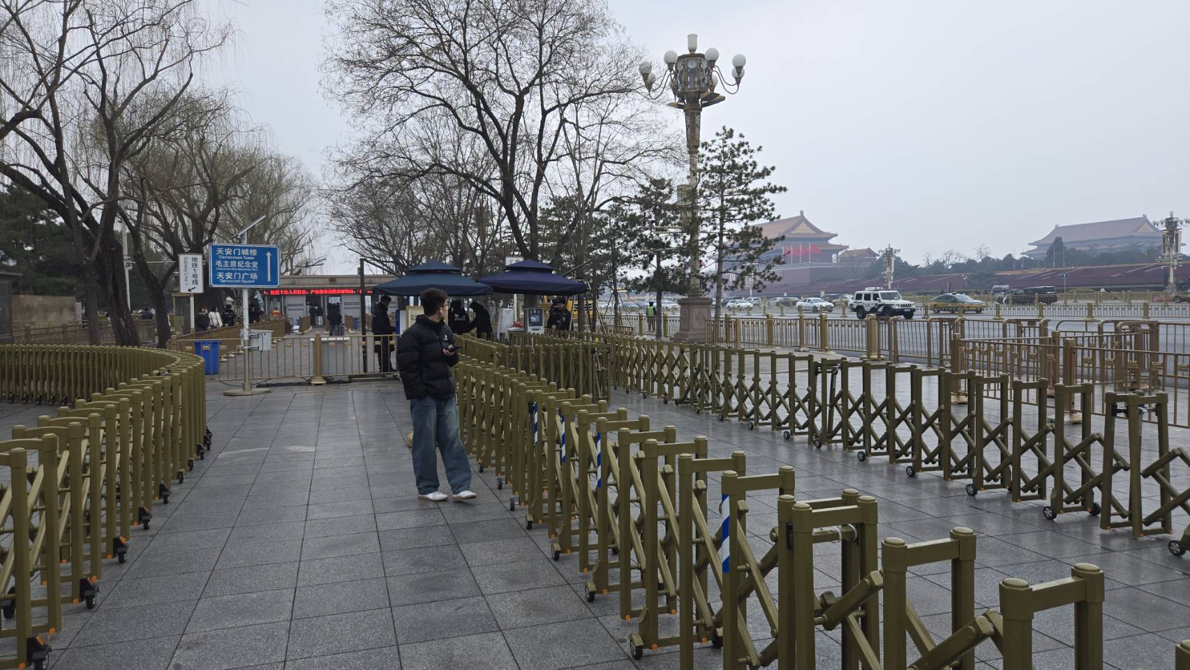 兩會前兩天，要進入天安門廣場，必須經過至少兩道安檢關卡。圖/記者宋秉忠攝
