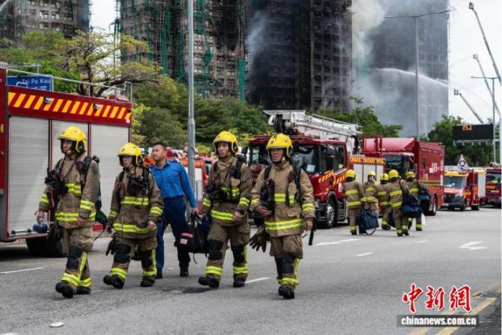香港消防處調派200多輛消防車、100 輛救護車,共1250名消防與救護人員輪番上陣。圖/取自中新網
