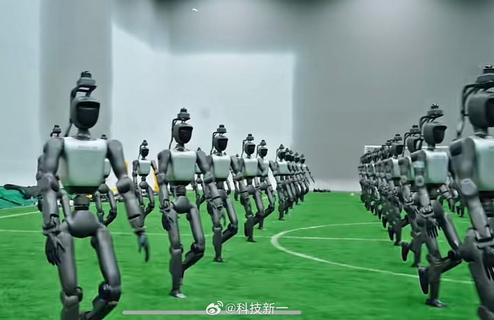 人形機器人運動會開幕,80台人形機器人組成方陣進場。圖/取自科技新一微博