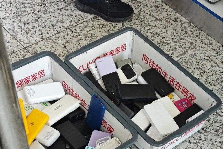 大陸民航總局新規定落地，機場安檢口迅速變成行動電源集中堆放點。圖/取自微博