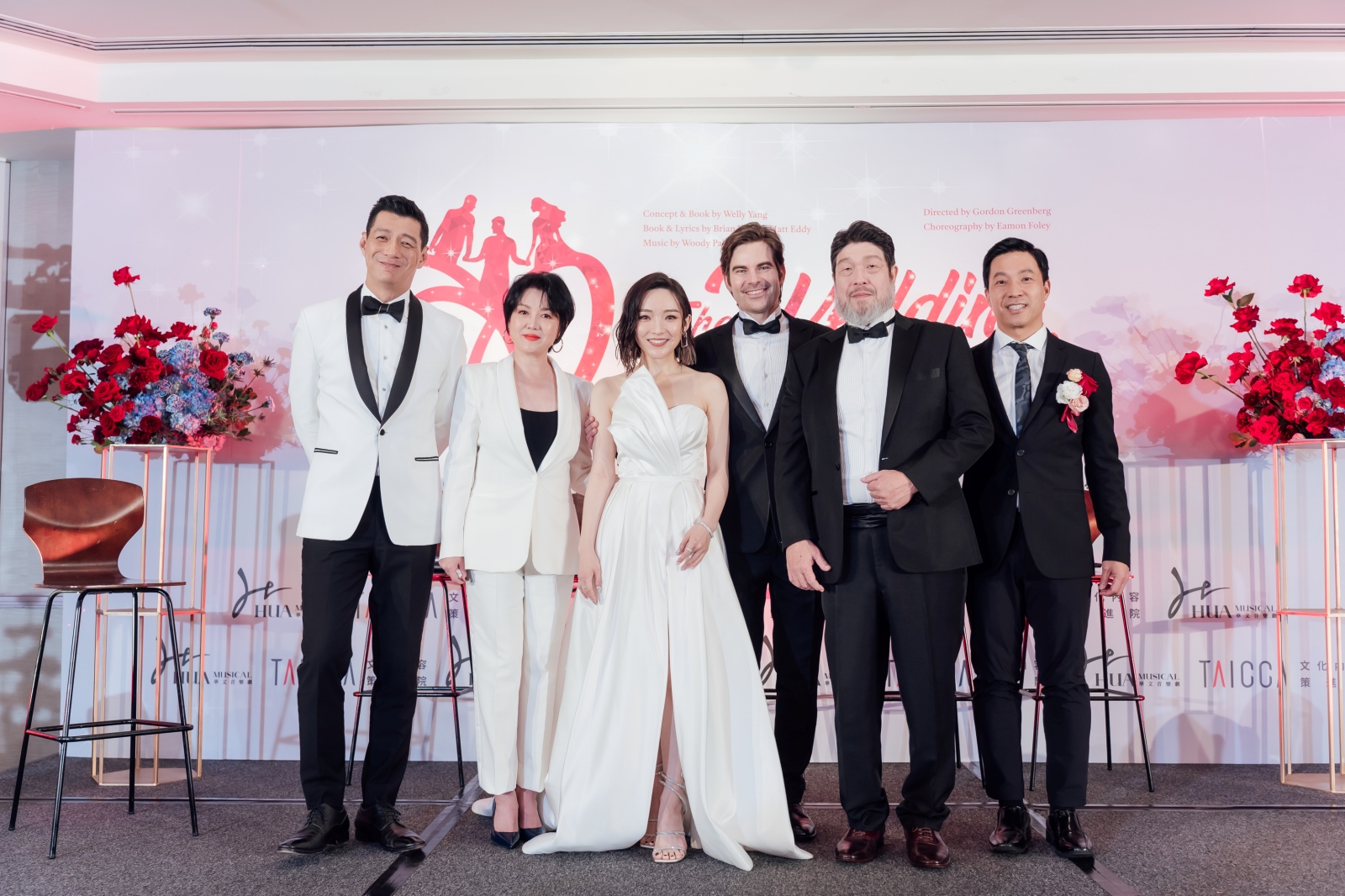 《囍宴》音樂劇全體演員合影，聶雲（左1)、苗可麗（左2）、閻奕格（左3）、羅北安（右2），楊呈偉（右1)。圖/華文音樂劇提供
