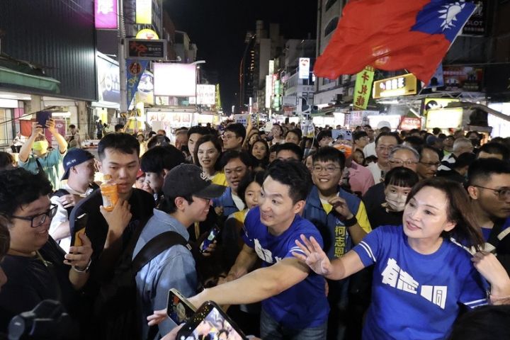 國民黨高雄市長參選人柯志恩(前右)19日晚間與台北市長蔣萬安(前右2)合體赴高雄六合夜市掃街爭取民眾支持,吸引大批人潮聚集。圖/中央社