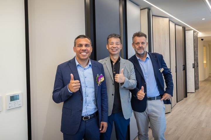 為持續堅定合作，左起SCM 全球銷售副總裁 Gabriele Patti、歐德集團董事長陳國都、SCM亞洲。圖/歐德集團提供