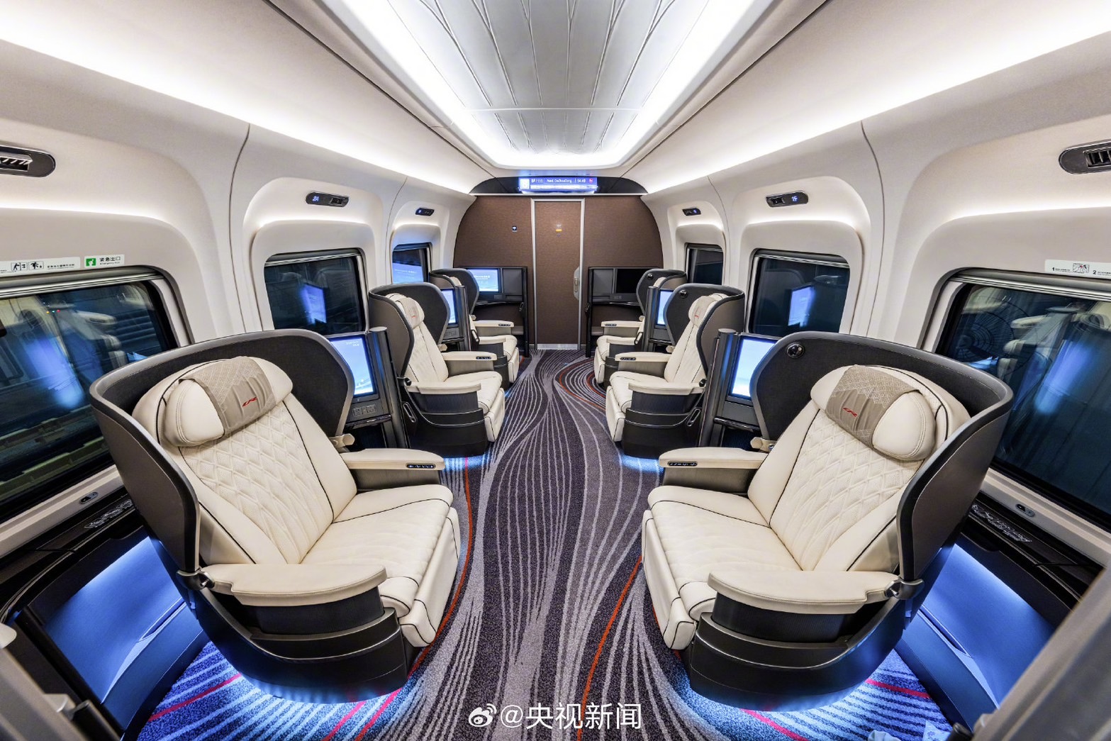 大陸復興號CR450的豪華商務座車廂。圖/取自央視新聞微博