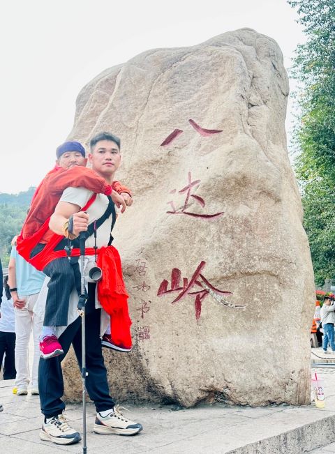 譚衛民準備了「帶母親 看北京」的條幅，是為了避免旁人不解需要頻繁解釋分散旅途精力。圖/取自《北京日報》