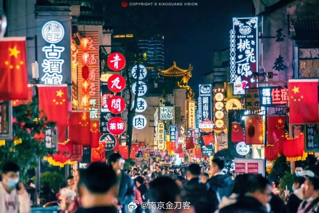夜間經營活動除了需要工作人員，也需要保安、清潔、交通等配套服務人員。圖/取自南京金刀客微博
