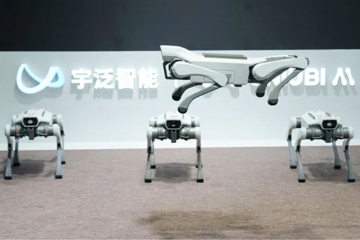 一款四足機器人在2026世界機器人大會上展示跳躍。圖/取自新華社