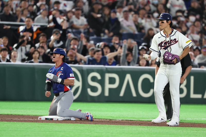 台韓大戰10局上，中華隊隊長陳傑憲（左）上場代跑，蔣少宏、江坤宇犧牲短打，助陳傑憲跑回超前分，中華隊5比4領先韓國。圖/中央社