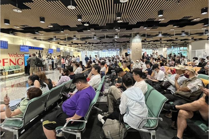受颱風丹娜絲進逼影響，澎湖地區6日海空交通全數停航，原訂6日返台遊客紛紛提前結束行程，澎湖機場5日下午湧入大批候補人潮。圖/中央社