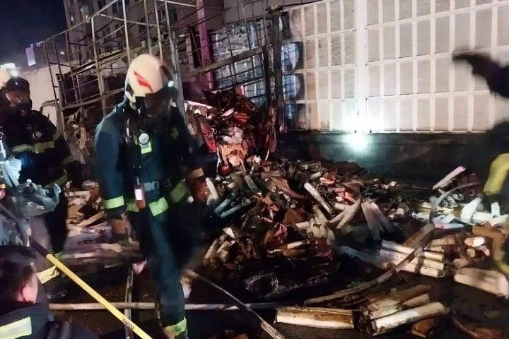小貨車駕駛突然發現車輛冒煙,短短幾分鐘內車輛迅速起火,小貨車已燒毀。圖/取自北市消防局