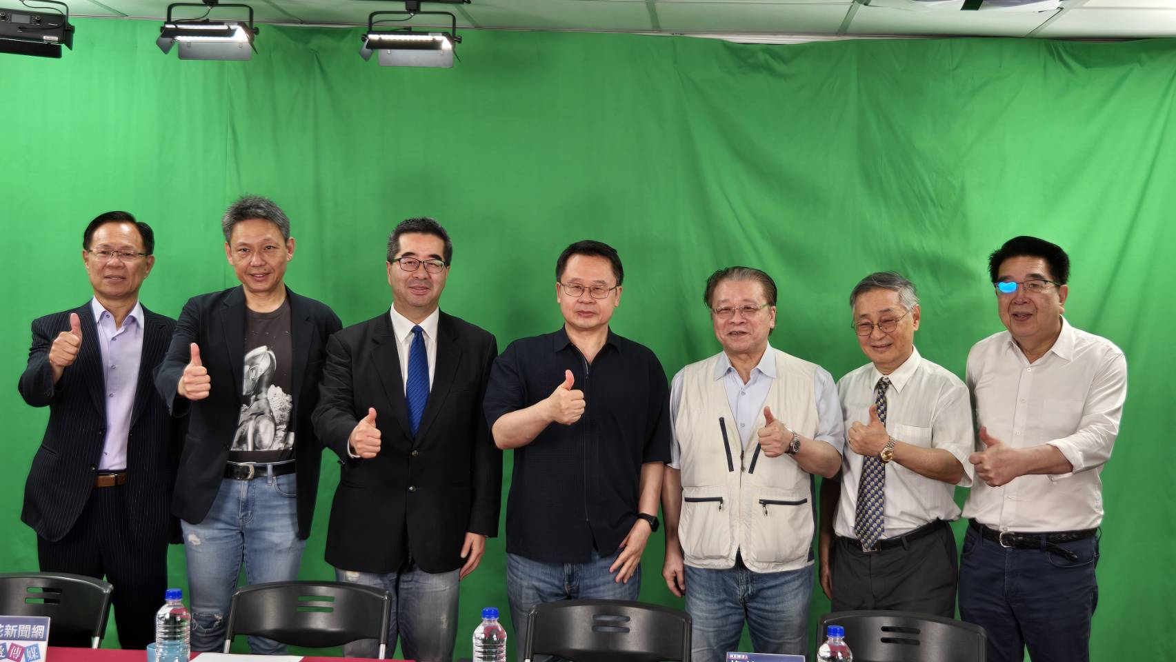 【2026選舉觀察站】首場論壇14日登場，與會者合影。圖/記者宋秉忠攝