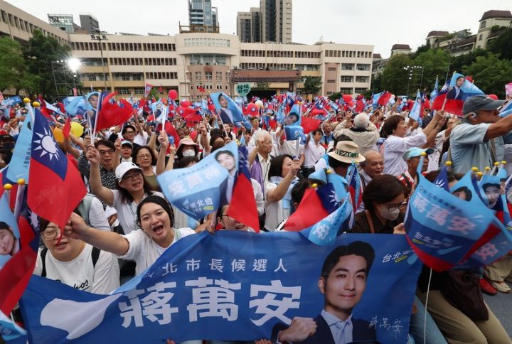 台北市長蔣萬安競選總部26日成立,大批支持者熱情相挺,隨著台上主持人口號揮旗響應。圖/中央社