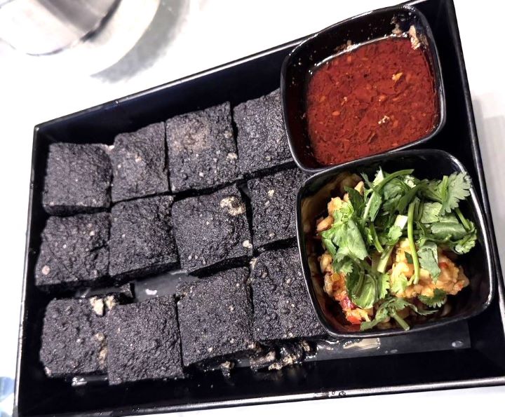 火宮殿臭豆腐可謂名聲在外，連毛澤東都曾讚：「聞起來臭，吃起來香」。圖/記者陳素貞攝