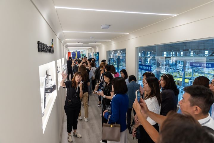 規劃大廊道展示區讓消費者能透過觀景窗,俯瞰歐德系統傢俱生產過程,實現製程透明化。圖/歐德集團提供