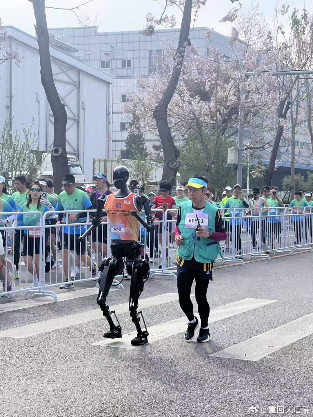 形機器人跑半程馬拉松，工程師全程陪跑。圖/取自重回大唐愛微博