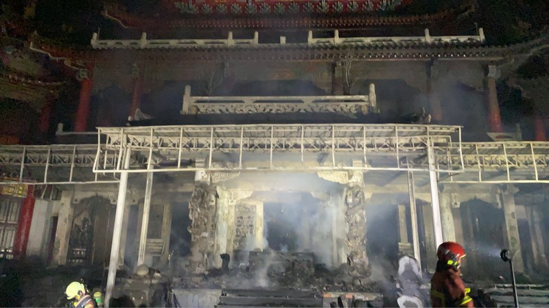 台北市文山區指南宮凌霄寶殿24日晚間發生火災,現場付之一炬,所幸無人傷亡,詳細燒損面積和起火原因仍待後續調查釐清。圖/中央社、翻攝照片