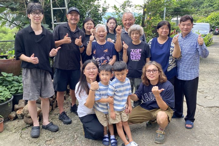 KID（左2） 擔任《誰來晚餐16》來賓拜訪船員夫妻一家。圖/取自公共電視