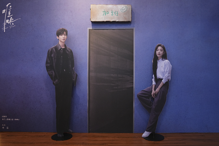 《難哄》男主角「桑延」經營的「加班餐吧」招牌燈箱，象徵歡迎每一位粉絲的到來。圖/記者梁鴻欣攝