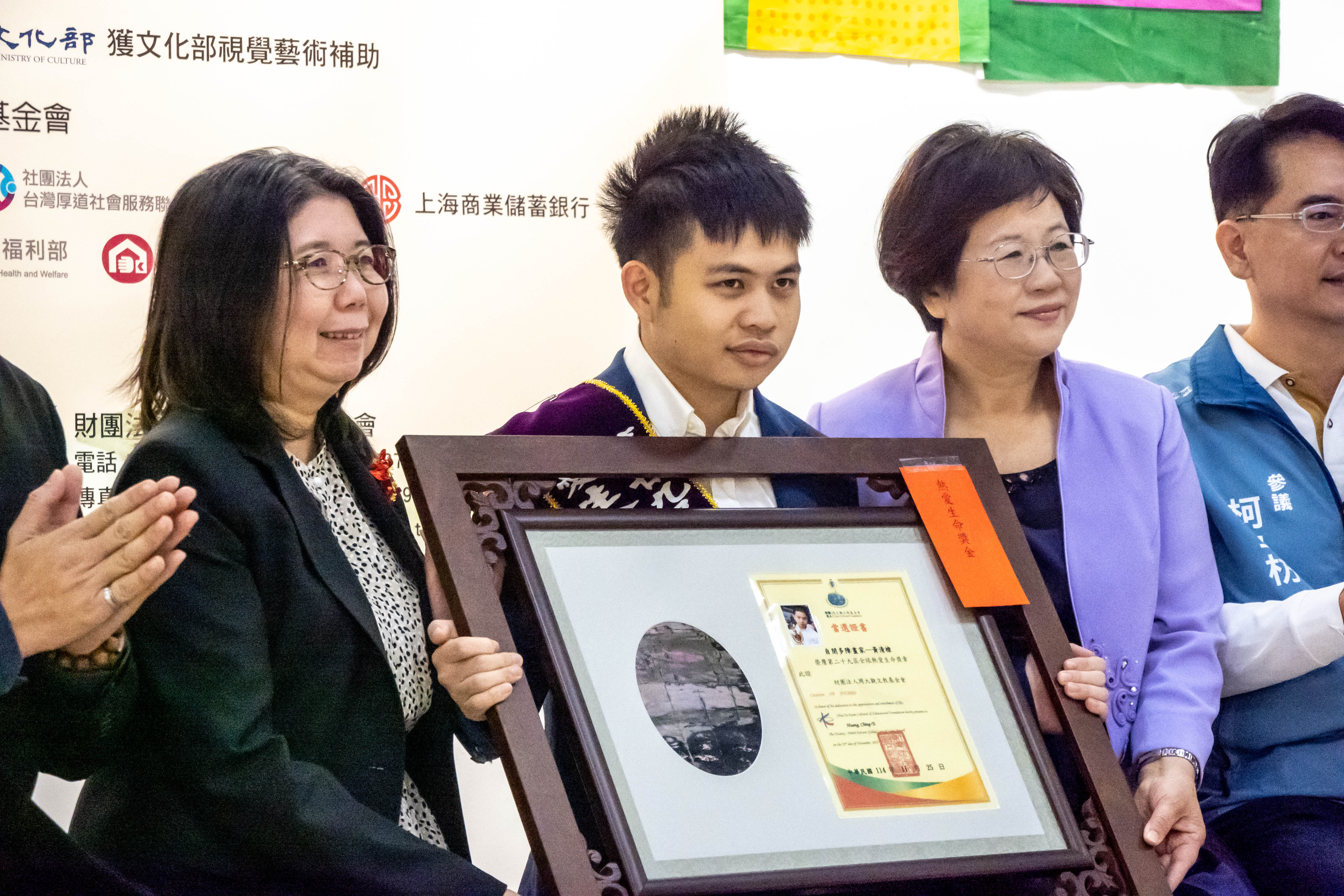 自閉多障畫家黃清棣（圖中）獲頒「全球熱愛生命獎章」。圖/記者黃楚甯攝