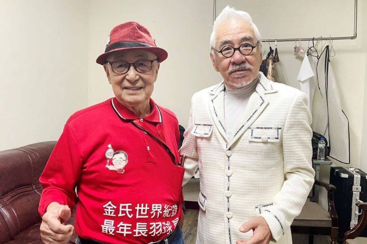 保持金氏世界紀錄「最高齡羽球選手」的105歲人瑞鐵粉(左)親自到場,與孫情合影。圖/台中多媒體公司提供
