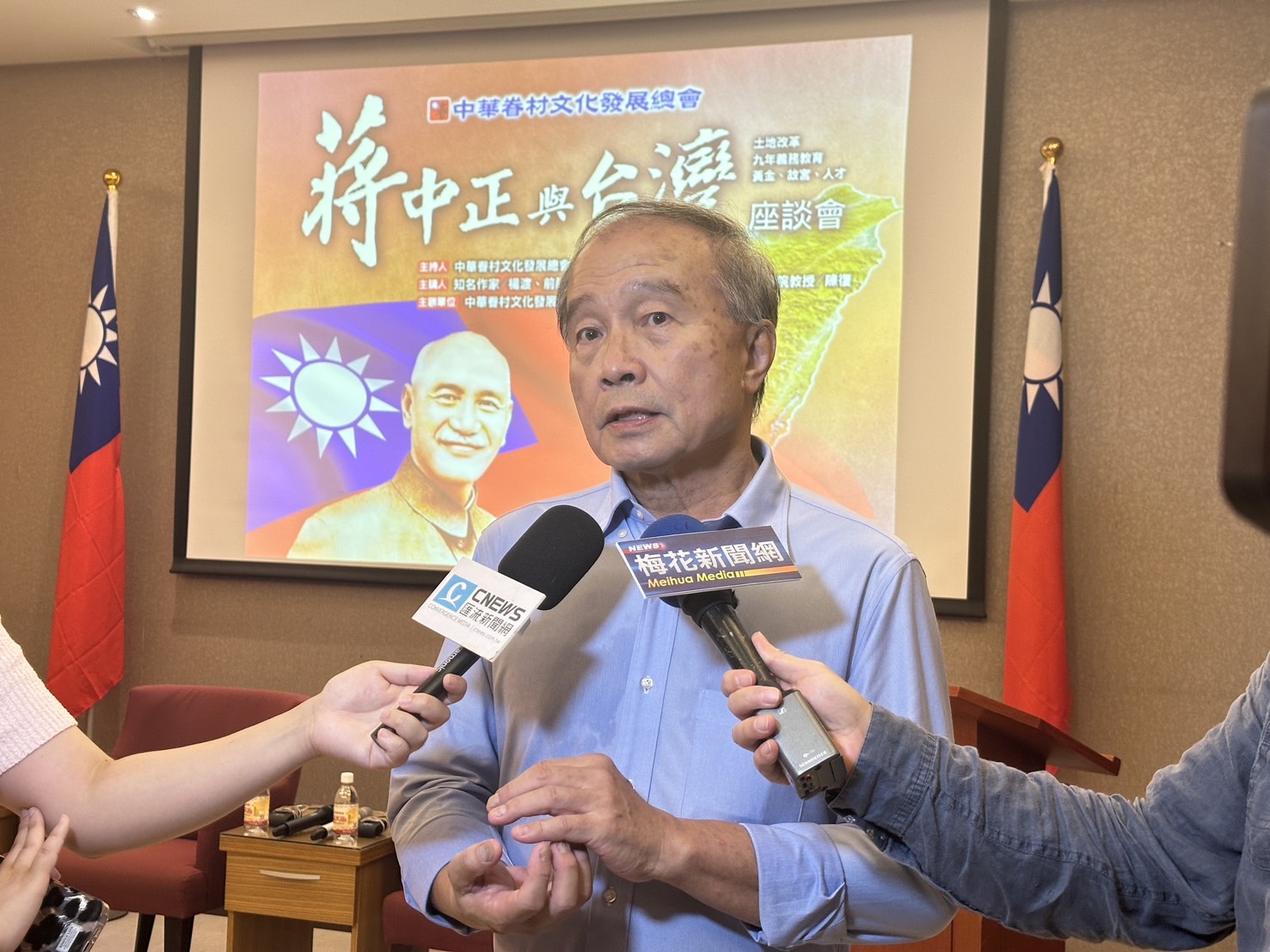 作家楊渡13日指出，日據時代，台灣只有一所大學，其他都是工專和農校，正是蔣中正從大陸帶來的大師，建立了台灣的大學體系。圖/記者陳思豪攝