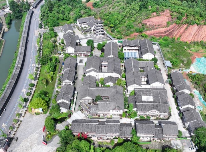 大千紙文化產業園坐落於東風堰·千佛岩核心景區,圖為大千紙文化產業園全景。圖/取自樂山發布公眾號