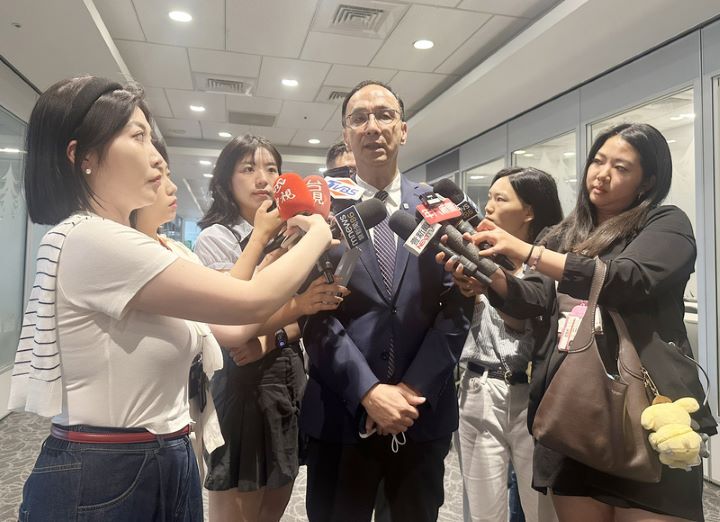 雲林縣長張麗善20日舉辦新書發表會,前國民黨主席朱立倫(右3)也到場祝賀。他談到台北市長選舉時,呼籲市長蔣萬安要做自己,展現出市政成果。圖/中央社