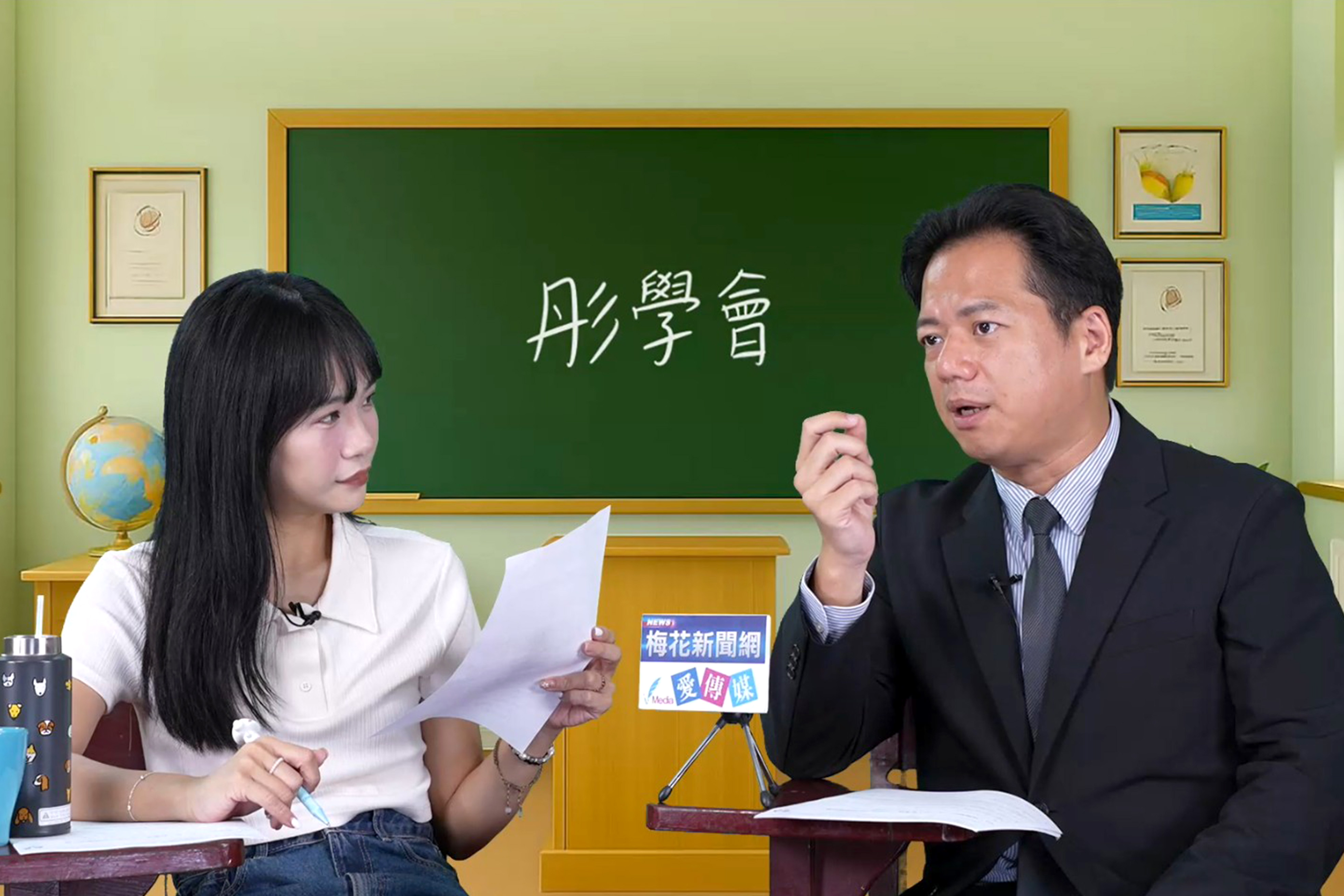 民眾黨竹北市長參選人、前新竹市代理市長邱臣遠(右)14日接受由《梅花新聞網》製作、民眾黨發言人張彤(左)主持的政論節目《彤學會》專訪時透露,當前竹北選情相當緊繃且不容樂觀。圖/記者蔡昕蓉攝