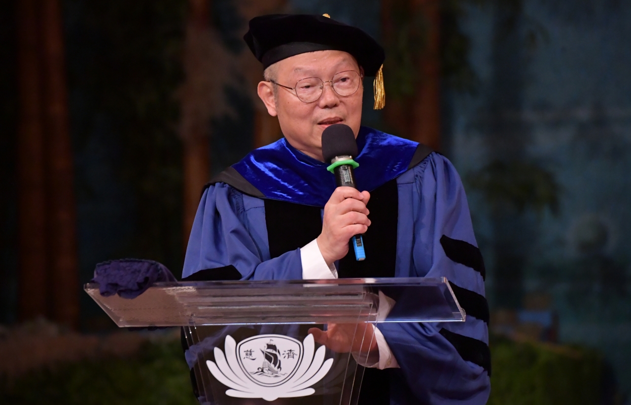 國立陽明交通大學5月12日頒贈名譽哲學暨醫學雙博士學位給證嚴法師，校長林奇宏校長宣讀表彰辭。圖/慈濟基金會提供