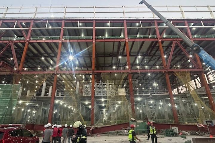 高雄楠梓園區台積電F22 P4新建工程20日傍晚傳出工安事故，圖為現場外圍情形。/南科管理局提供