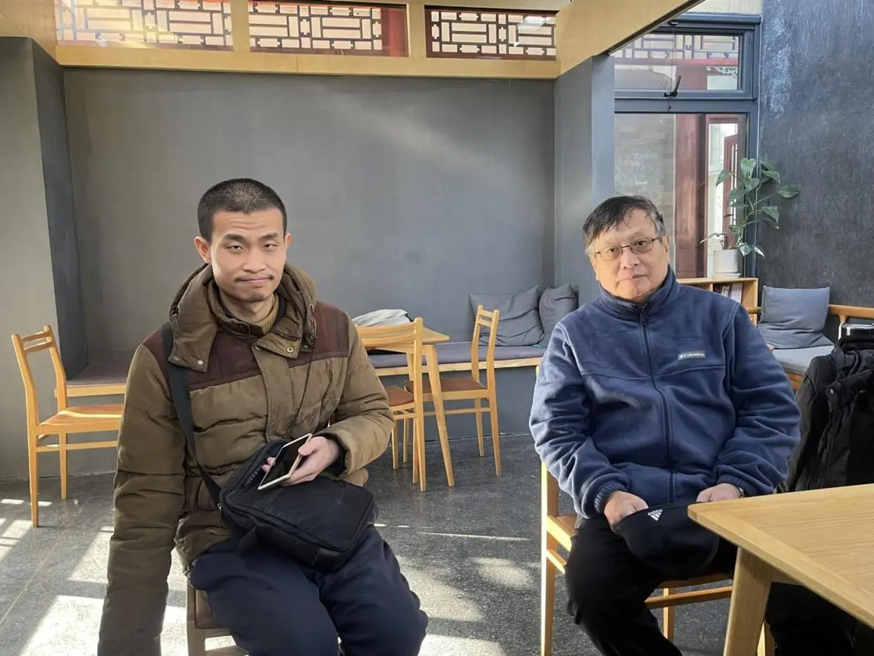 韋東奕（左）個性孤僻，只愛鑽研學問，不喜與人交流。此為他少數與學校老師合影的照片。圖／取自搜狐