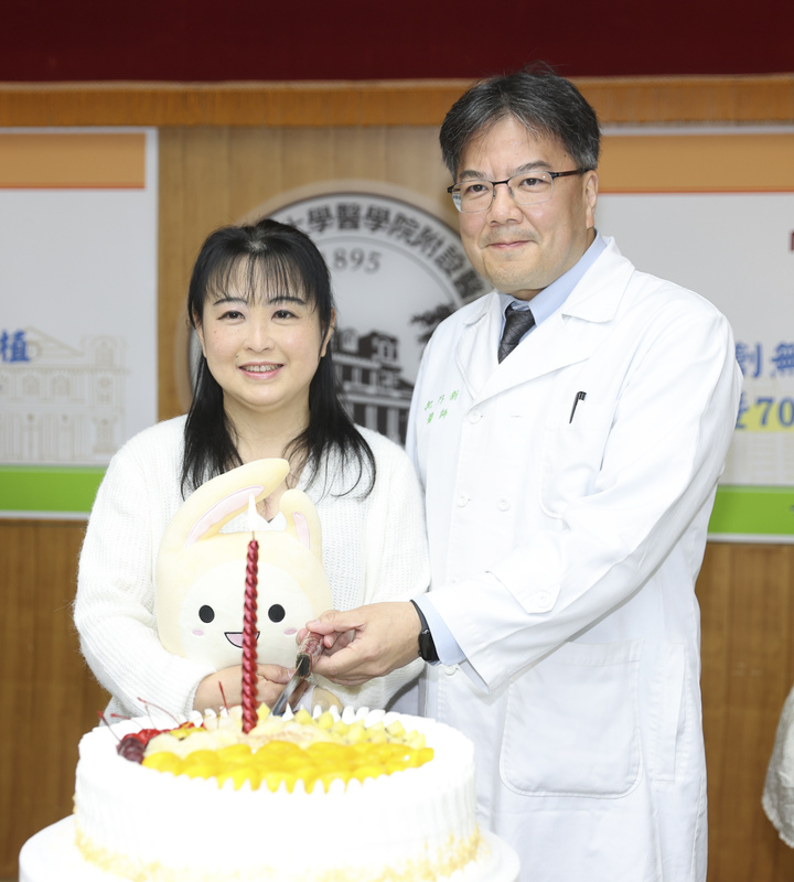 台大醫院16日發布成功完成全球首例「無缺血時間」心臟移植手術，院方舉辦記者會分享成果，首例個案蘇小姐（左）也到場感謝醫療團隊，與心臟血管外科醫師紀乃新（右）一同切蛋糕合影。圖／中央社