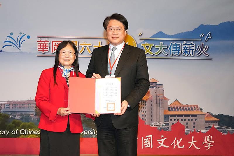 曾任內政部長、現任民進黨秘書長的系友林右昌表示，作為系友感到無比榮耀，得知文化大學為全國第一、亞洲第二所獲得此項殊榮的大學，深感驕傲。圖為林右昌秘書長獲文大傑出校友殊榮肯定。圖／文化大學提供