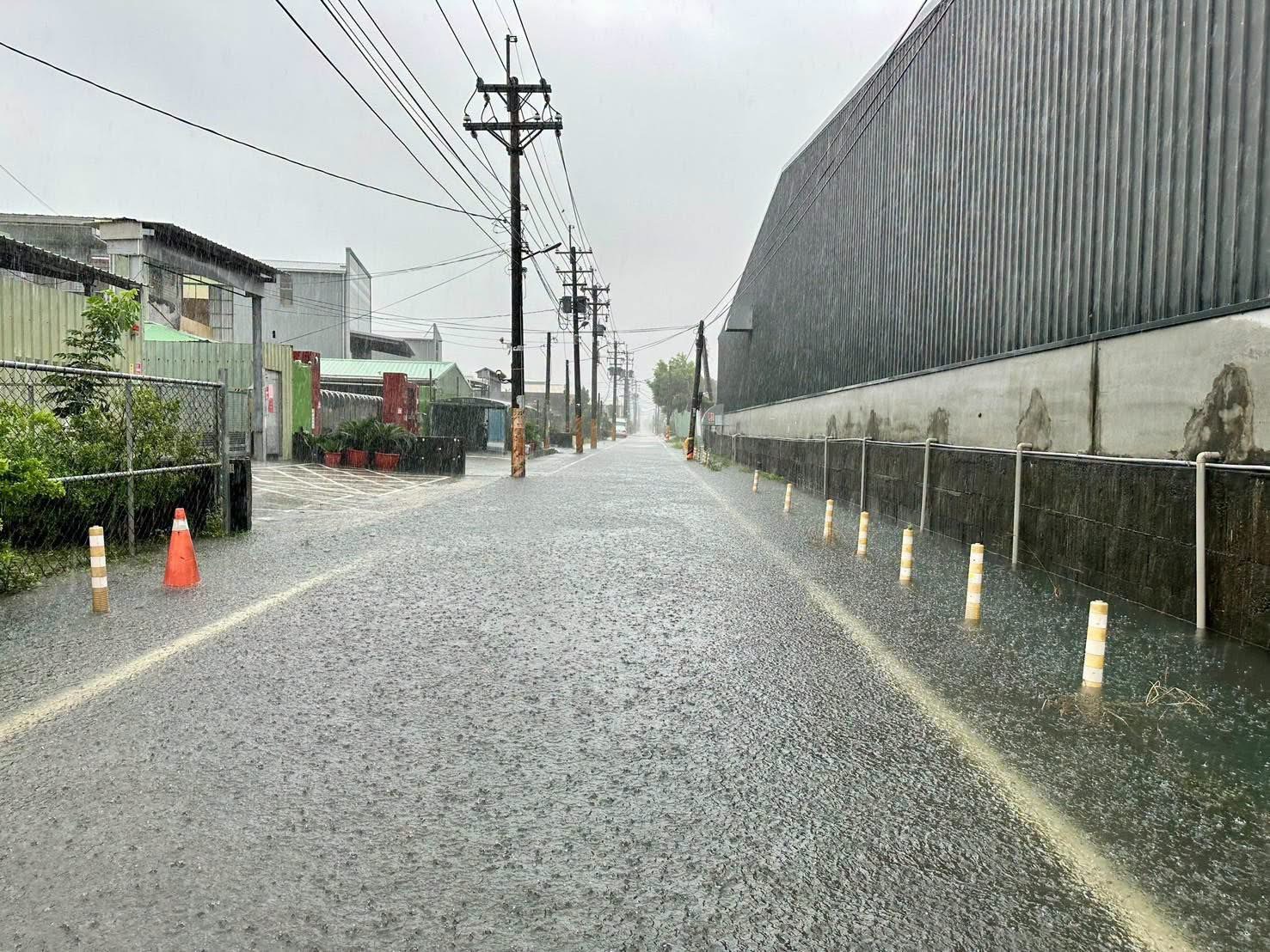 因豪雨的關係,柏油路上出現積水的現象,影響交通安全。圖/取自柯志恩臉書
