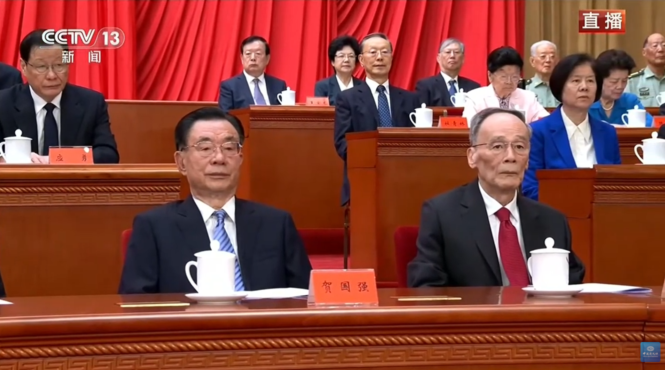 久未露面的王歧山是習近平2012年上任後的中紀委書記、中央書記處書記、「反貪」第一大將，但早在江澤民擔任總書記時，王歧山（右）從建行行長、廣東省委書記，到海南省委書記，在宏觀調控時期，已被中央看出能力卓越，當時被稱「救火隊長」。