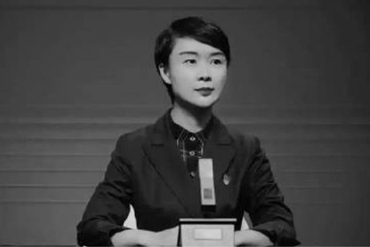 新疆公務員賀嬌龍,日前執行公務拍攝不幸墜馬重傷,經多日搶救仍宣告不治。圖/取自《新疆日報》