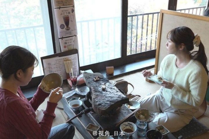 「石器烤肉套餐」,包含熊肉、野豬、鹿肉與川魚、山野菜,被許多饕客形容為「整座山的恩惠一次端上桌」。圖/取自視角_日本微博