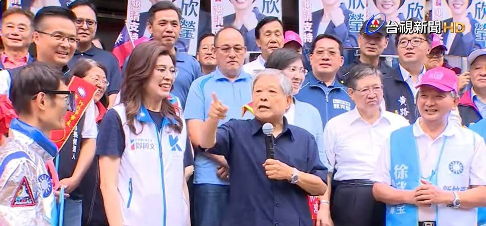 新竹縣前縣長范振宗在徐欣瑩登記場合公開向國民黨主席鄭麗文表達不滿。圖/擷取自台視新聞影片畫面