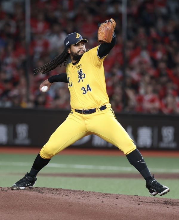 中信兄弟洋投菲力士(Felix Pena)(圖)「龍象大戰」第2戰先發登板。5局下,味全龍隊李凱威擊出投手正面強襲球,球擊中菲力士左小腿,菲力士提前退場,由蔡齊哲接替登板。圖/中央社