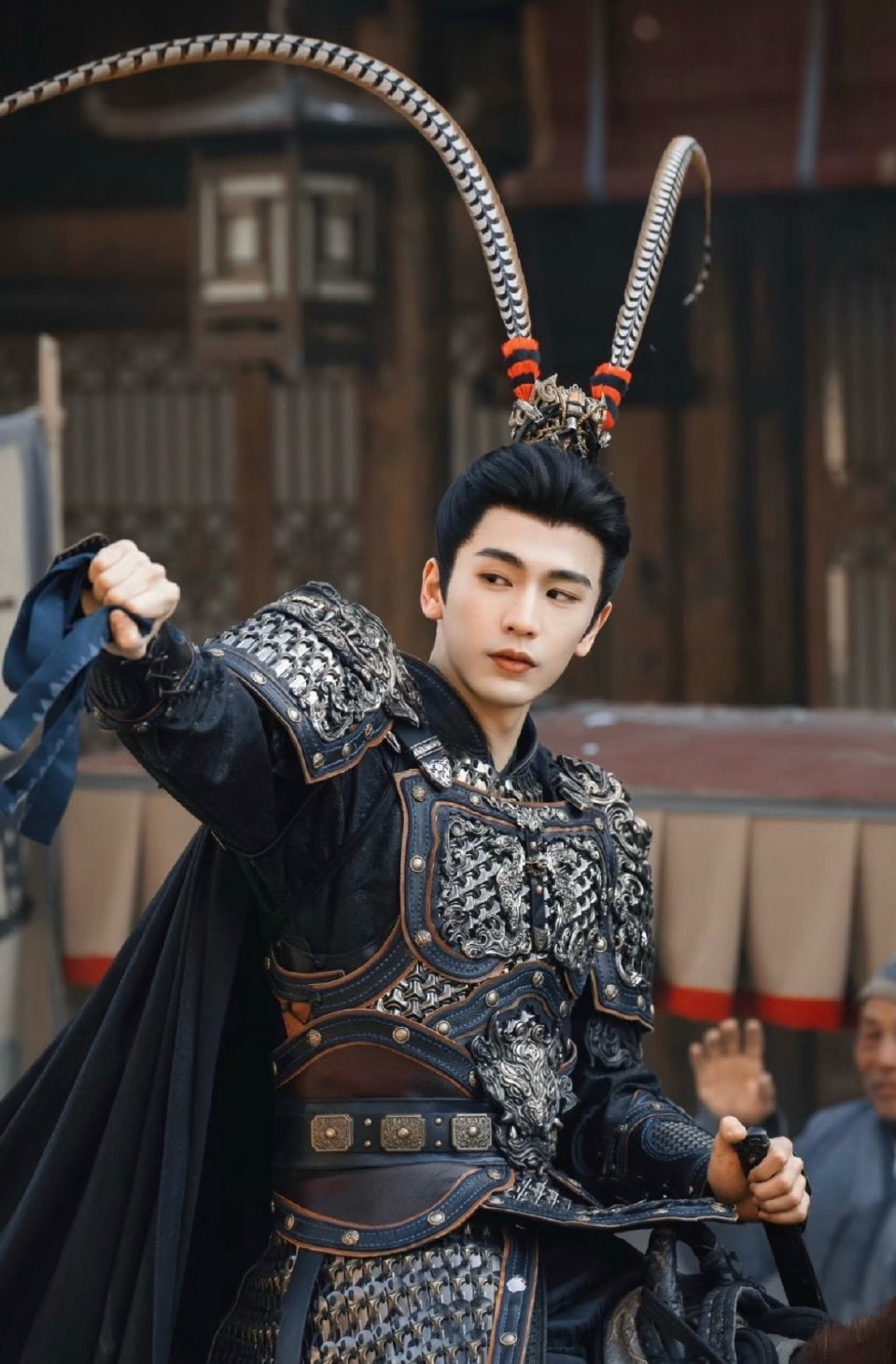 張凌赫在《逐玉》中飾演武將謝征，造型搭配戲曲風格的雉雞翎。圖/取自劇照