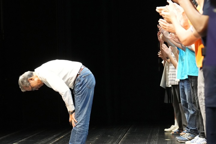 《人間條件四》一樣的月光 台北首演，吳念真謝幕掏心致詞，謝幕成最深感動。圖/綠光劇團提供