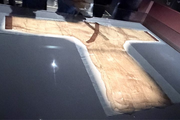 1972年長沙馬王堆一號漢墓出土素紗禪衣重量僅49克，此件素紗褝衣為交領、右衽、直裾。圖/記者陳素貞攝