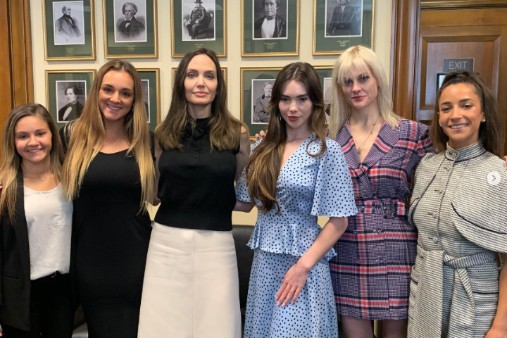 安潔莉娜裘莉(左3)長期關注人道主義,對不公義事件常挺身而出,受世人敬重。圖為2021年她前往參議院,鼓勵為曾受迫害者挺身而出的運動員。圖/取自angelinajolie IG