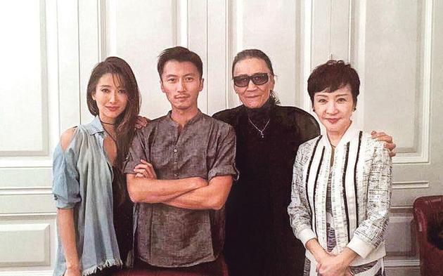 謝賢一家人雖聚少離多,但重要時刻總會聚在一起,左起為女兒謝婷婷、兒子謝霆鋒,右為結籬16年的妻子狄波拉。圖/取自搜狐