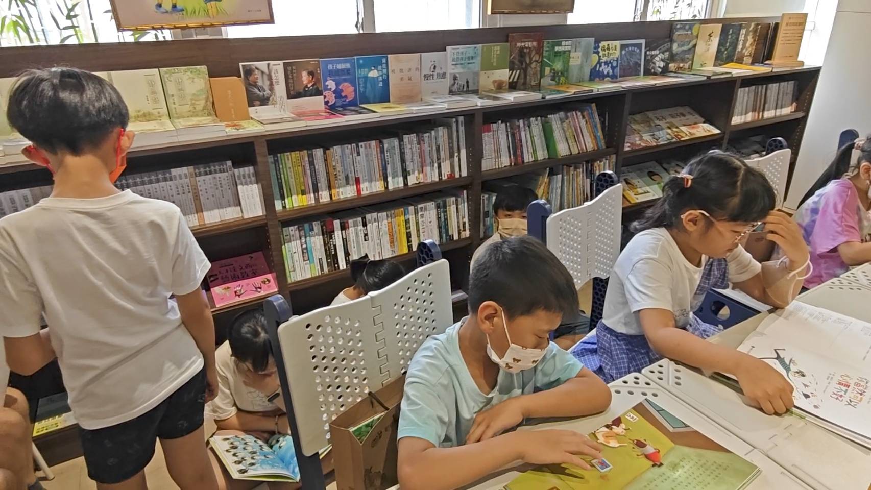 永靖國小學童在靜思書軒閱讀情況。圖/頂新和德文教基金會提供