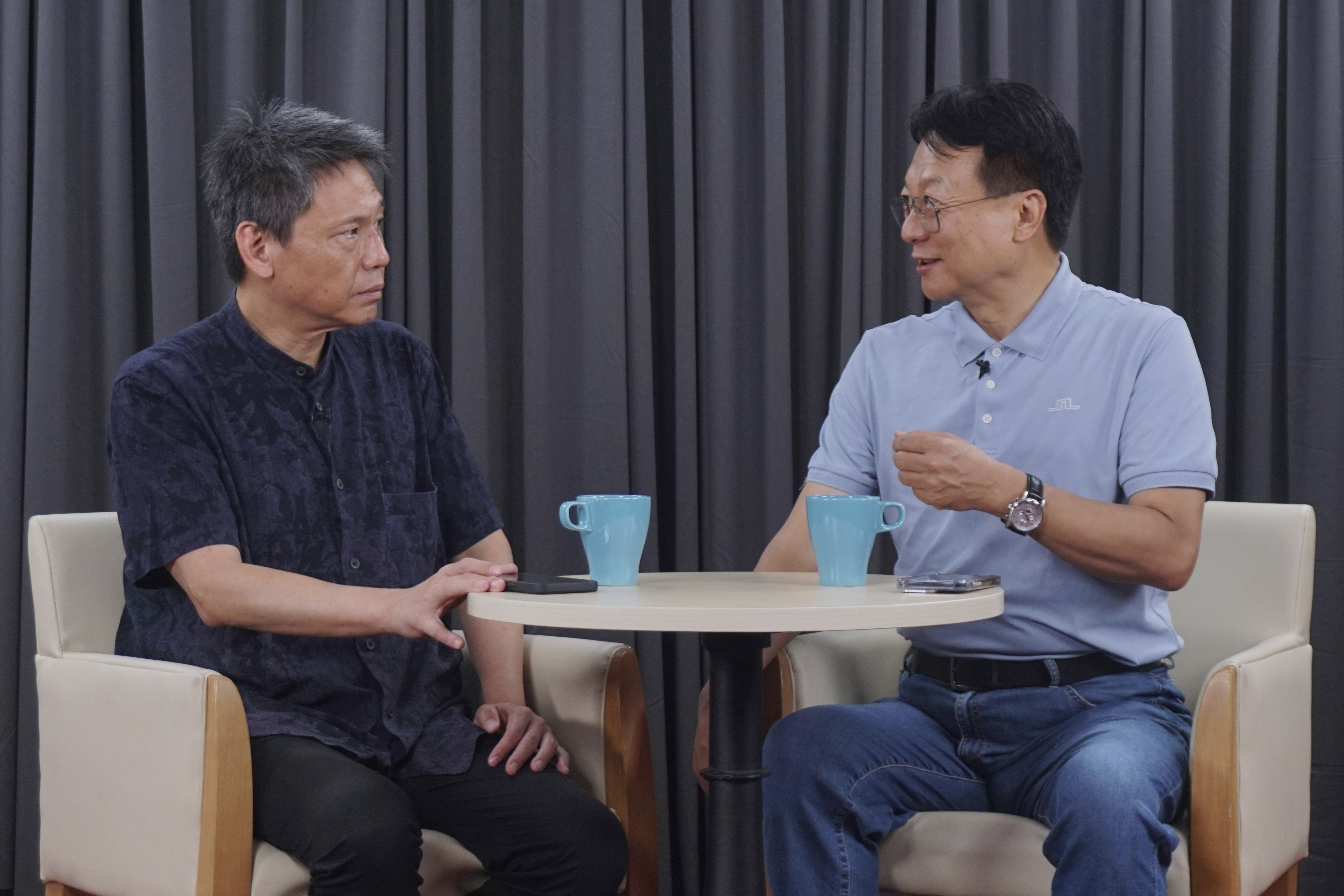 前彰化縣長、國民黨主席參選人卓伯源（右）與主持人謝寒冰（左）。圖/記者梁鴻欣攝
