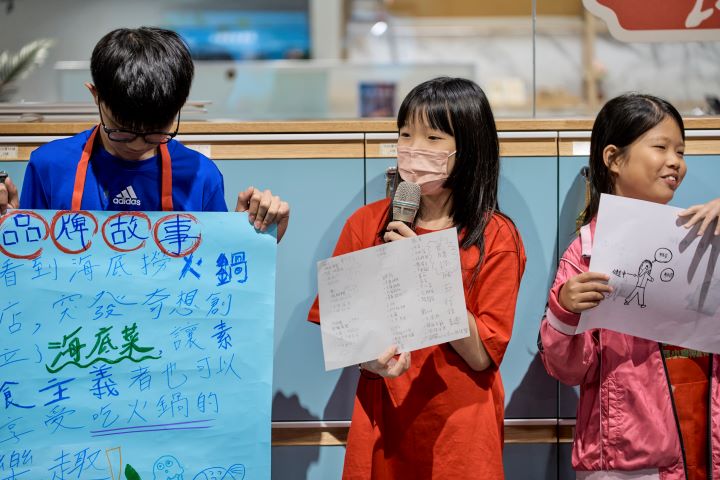 營隊最後一天,孩子分組規劃自己的餐廳,將三天所學轉化為提案,站上台向家長說明,將團隊分工、表達觀點並將想法付諸行動。圖/灃食教育基金會提供