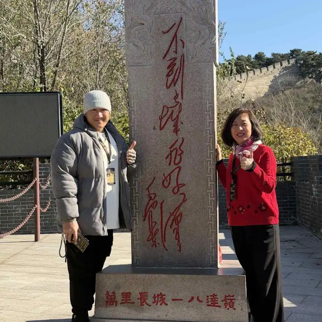 澳門賭場女強人陳志玲與館長一同攀登北京八達嶺長城。圖/取自館長YT