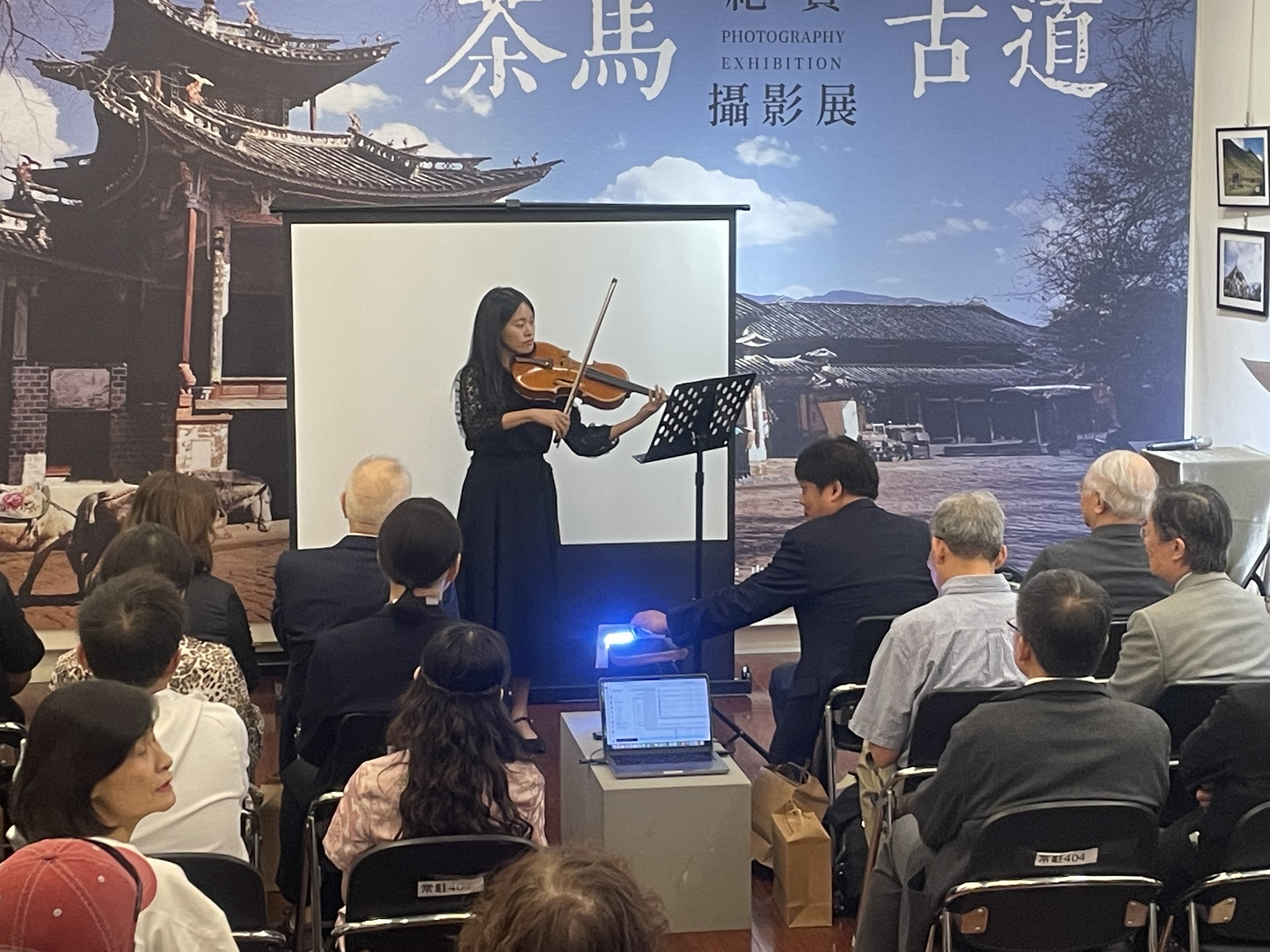 15日開幕前現場有音樂家進行提琴演奏給來賓欣賞。圖/記者洪子苓攝