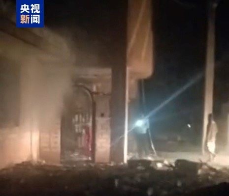 遭到攻擊的建築物屋頂及部分牆面嚴重損毀,瓦礫散落在地,周遭建築也受到波及。圖/取自大陸央視
